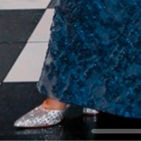 Gianni Bini size 6 silver formal shoes - Picture 13 of 15